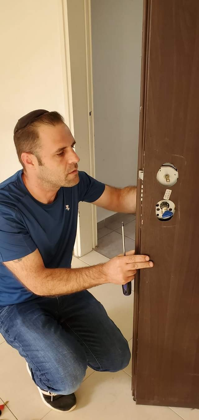 מנעולן בצפון זמין 24/7 - אייל לוק מנעולן בצפון מבית אייל לוק מחליף צילינדר רב בריח בדלת פלדלת