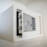 אייל שירותי פריצה ומנעולנות פריצת כספות 24 שעות בתל אביב פורץ כספות בתל אביב 24/7