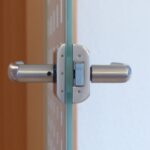 מנעולן בלוד מאייל פורץ דלתות ללא נזק מנעולן בלוד מתקן דלת פלדלת בבניין מגורים בשכונת גני אביב