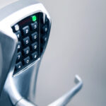  מנעולן בנהריה מטפל במנעול חלוד בטיילת החוף - טיפול בנזקי ים ומלח.