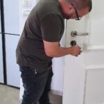 מנעולן בפסגת זאב שהוא גם מנעולן רכב מנעולן בפסגת זאב פורץ רכב ליד תוואי הרכבת הקלה ברחוב יקותיאל אדם