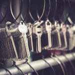 מנעולן במעלות מתקן דלת 24/7 במעלות מחברת אייל שירותי פריצה תיקון דלת כניסה מעוצבת בווילה בכפר ורדים - שירות מנעולן VIP.