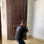 מנעולן במזכרת בתיה מאייל מתקן דלתות מנעולן במזכרת בתיה בניידת שירות על רקע הבתים ההיסטוריים במושבה