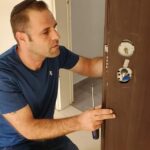 מנעולן ברמת גן בדרך לקריאה על רקע מגדלי הבורסה