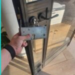  קיצור דלת ממ"ד ודלת פנים לאחר התקנת פרקט בקרית שמונה.