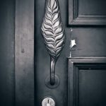 תיקון דלת זכוכית והחלפת משאבה רצפתית באזור התעשייה קרית אתגרים רעננה