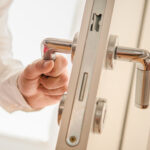 קיצור דלת ממ"ד לאחר ריצוף בווילה בשכונת שחמון אילת