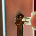 פריצת דלת פלדלת טרוקה וקידוח צילינדר בצורה מקצועית ונקייה