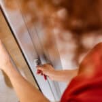 התקנת מחזיר שמן ותיקון דלת כניסה לבניין משותף בשכונת רמז ראשל"צ